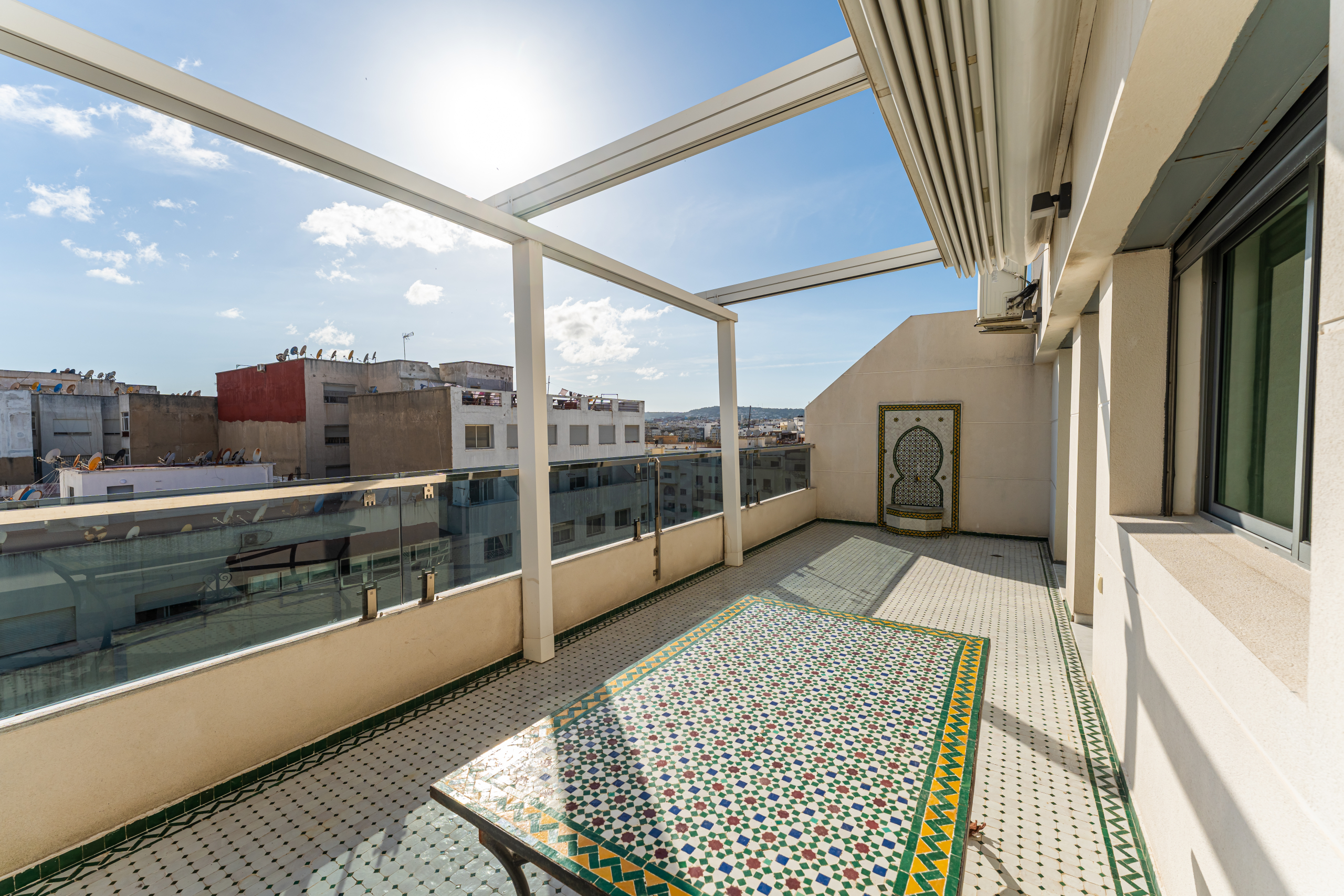 Stijlvol business-appartement — Executive Terrace, Tanger — 105m², 3slk, ondergrondse privé parkeerplaats