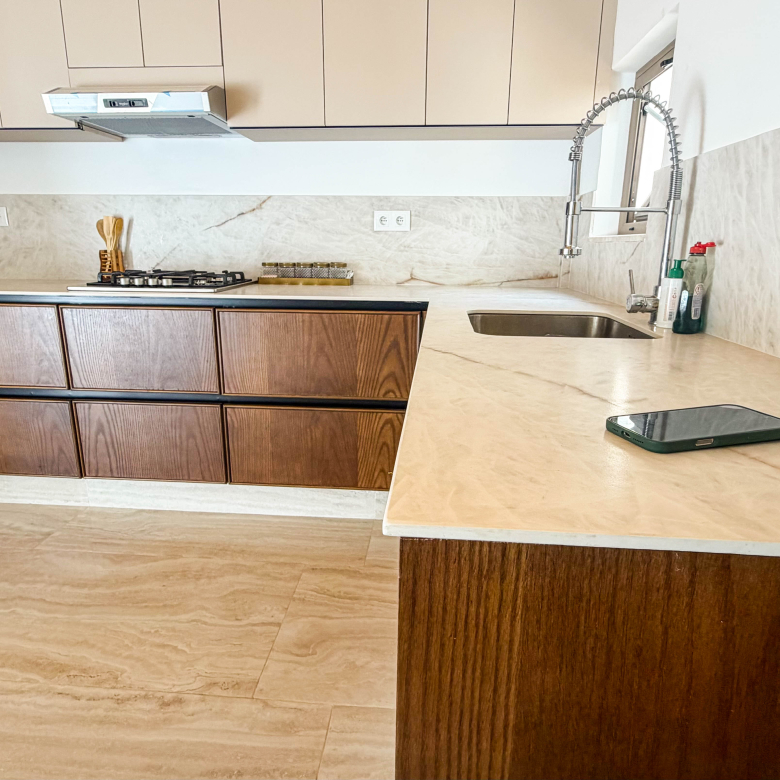 Ruim gezinsappartement — 100 m², 3 slpk, 2 badkamers, parking