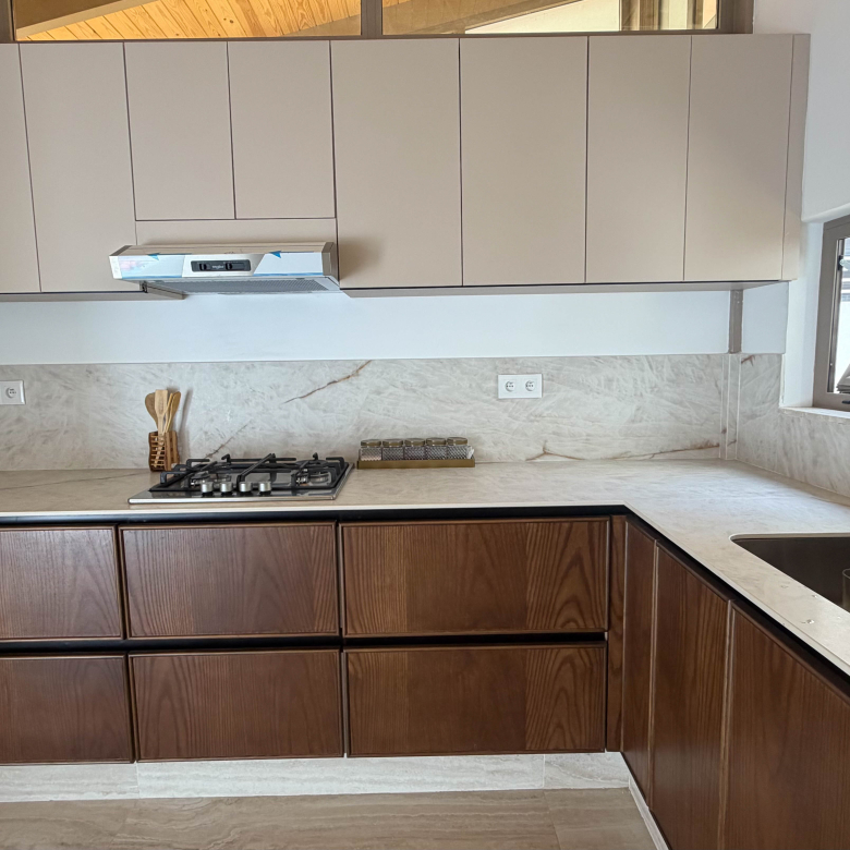 Ruim gezinsappartement — 100 m², 3 slpk, 2 badkamers, parking