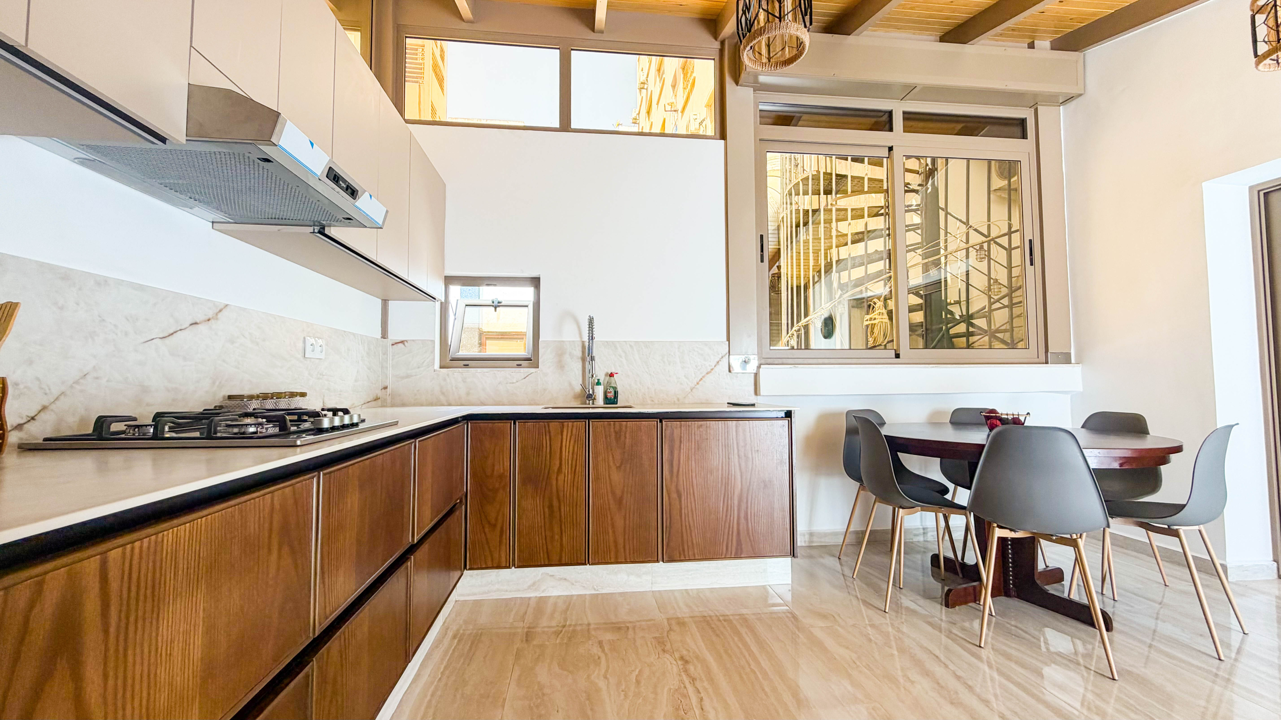 Ruim gezinsappartement — 100 m², 3 slpk, 2 badkamers, parking