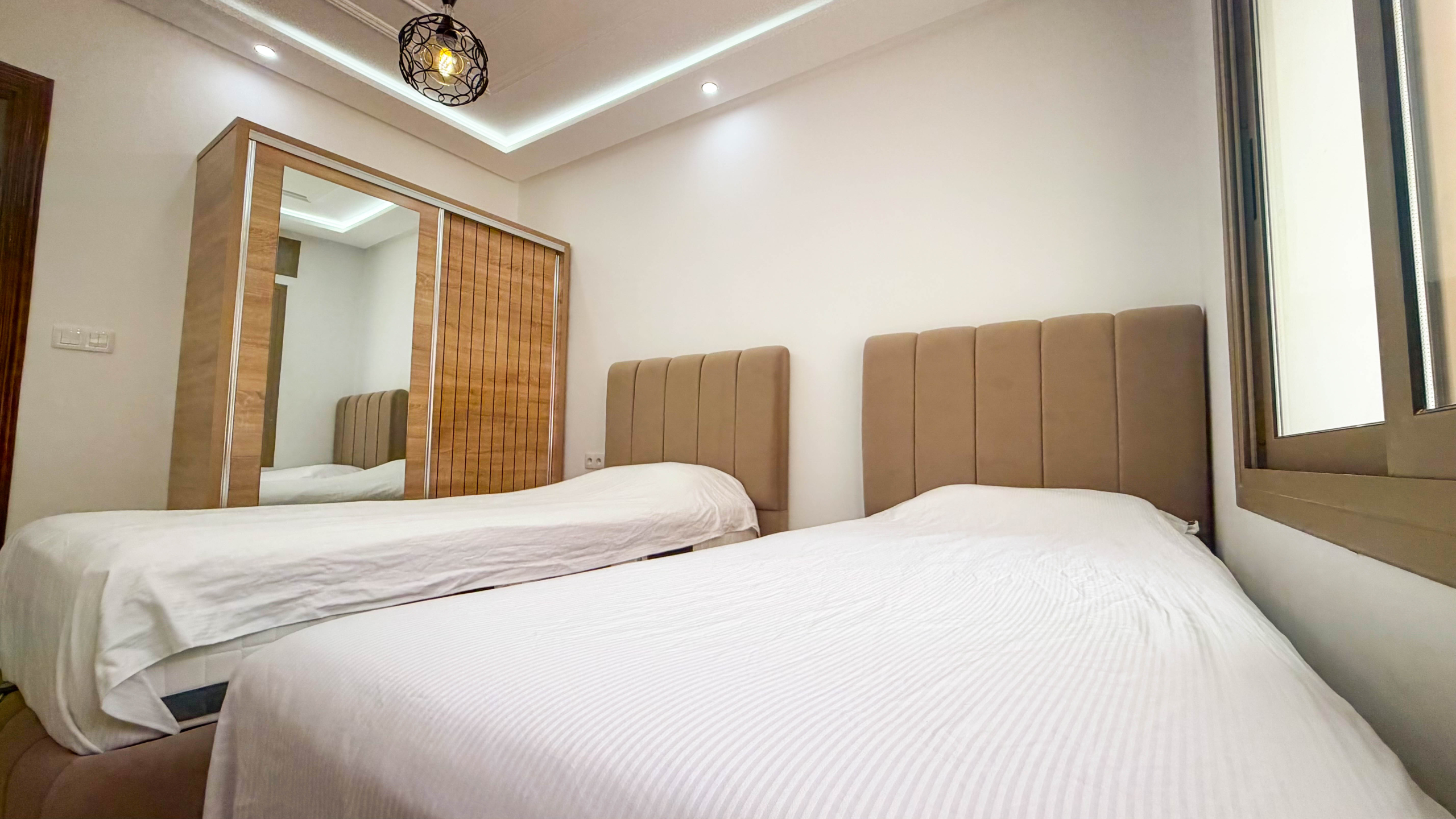 Ruim gezinsappartement — 100 m², 3 slpk, 2 badkamers, parking